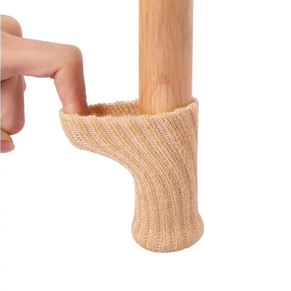 Beige Stuhlsocke aus elastischem Material, das sich flexibel an verschiedene Stuhlbeine anpasst. Perfekt für den Schutz von Böden und Möbeln, rutschfest und langlebig.